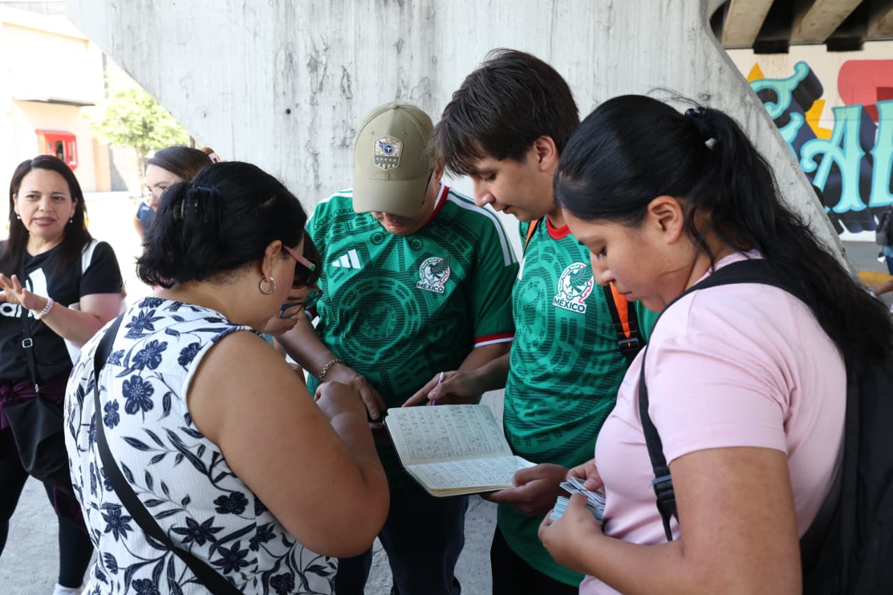 Se reúnen aficionados para intercambio de estampitas del fútbol internacional