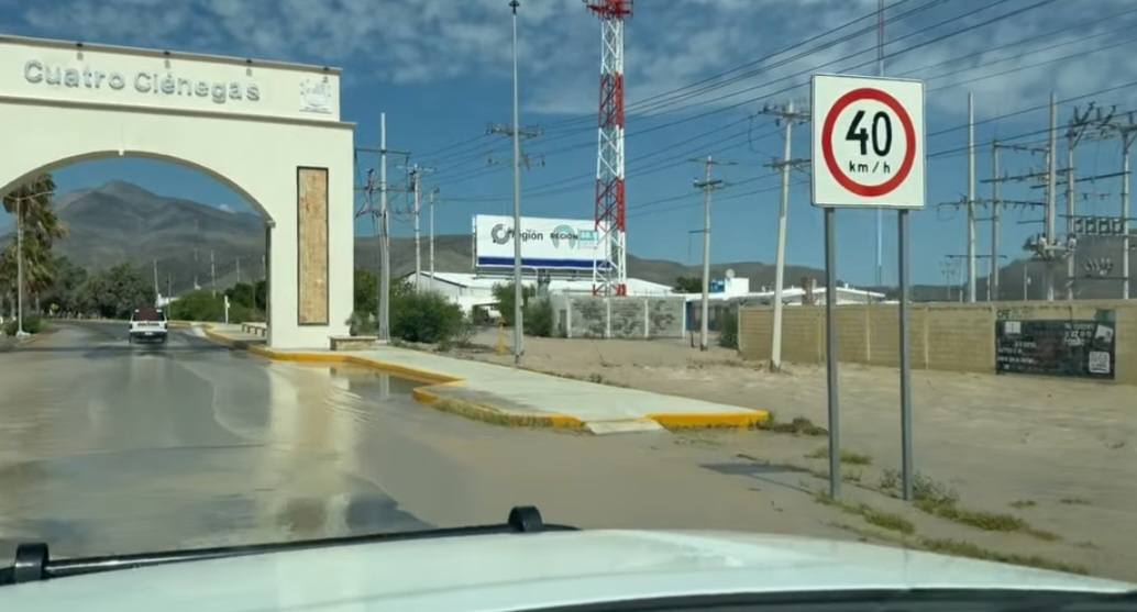 Cierran torrenciales carreteras en Cuatro Ciénegas y Ocampo