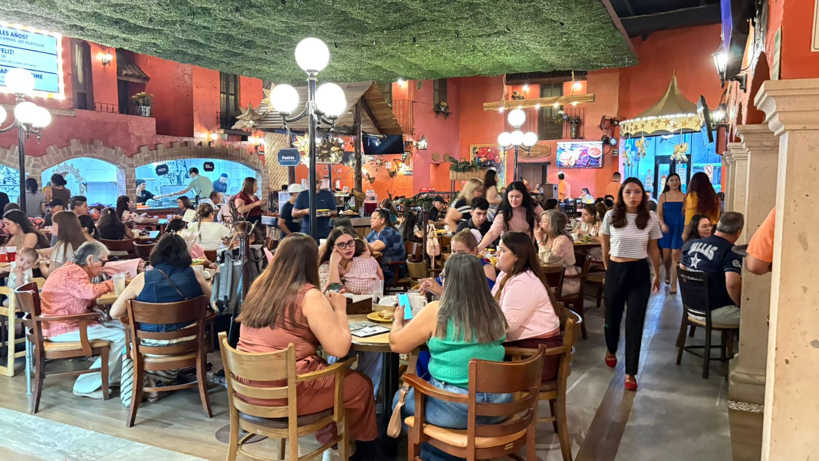 Restaurantes llenos y con filas en espera