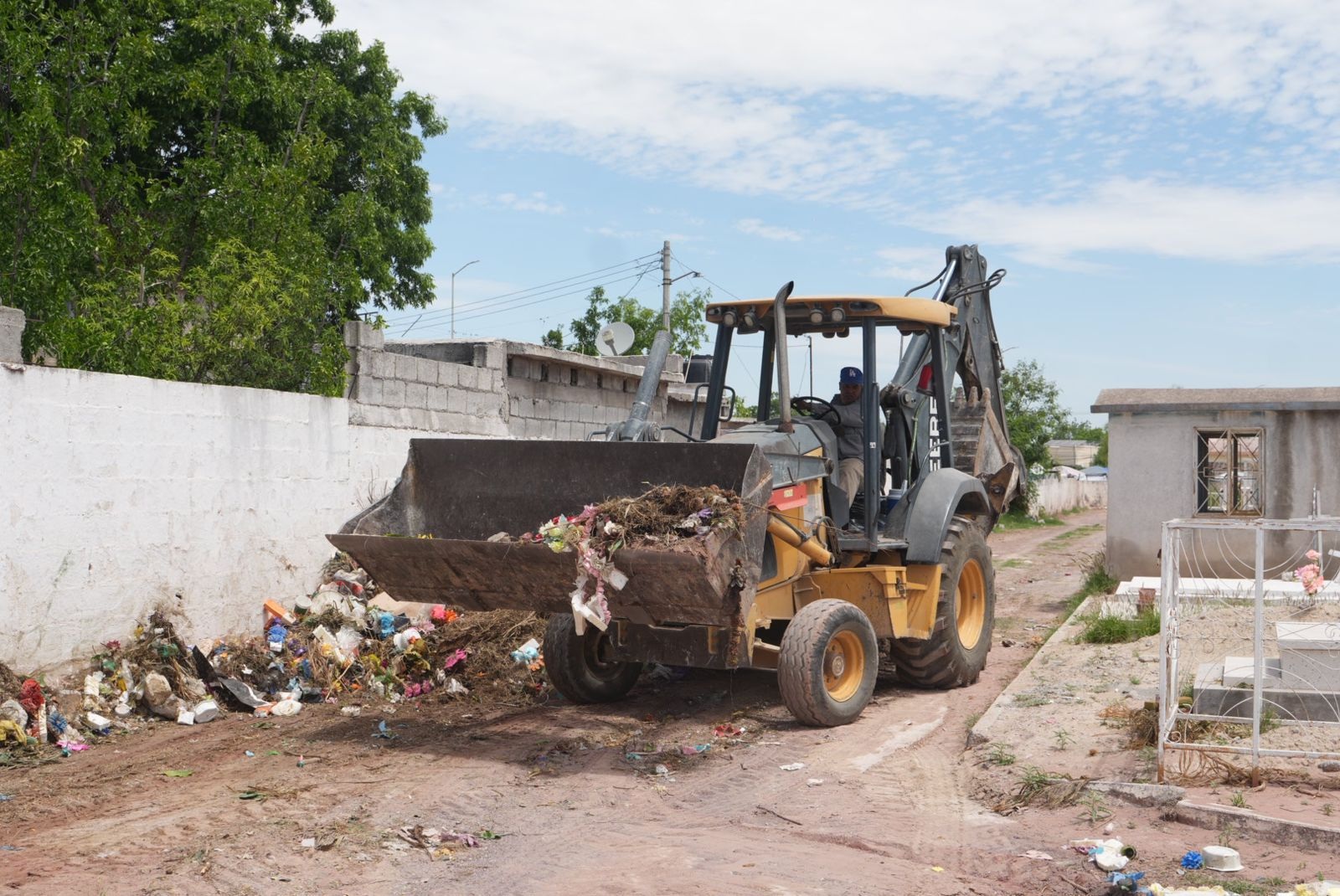 Retiran 6 toneladas de basura en panteones