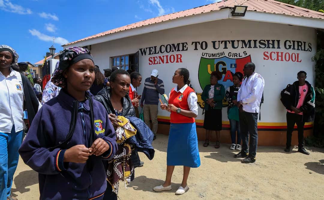 Incendio en escuela de niñas deja 16 estudiantes muert4s en Kenia; se desconoce la causa del fuego