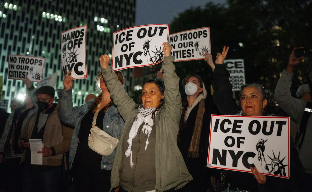 Nueva York prohíbe a ICE actuar en escuelas e iglesias sin orden judicial; busca blindar a migrantes y frenar «abuso de poder»
