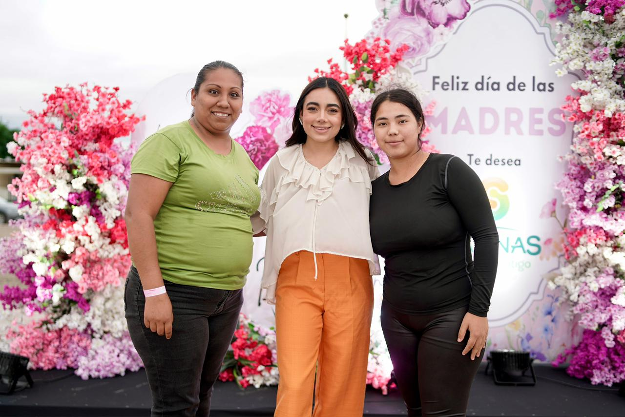 FESTEJA GOBIERNO DE SABINAS A LAS MADRES EN VALLE DORADO