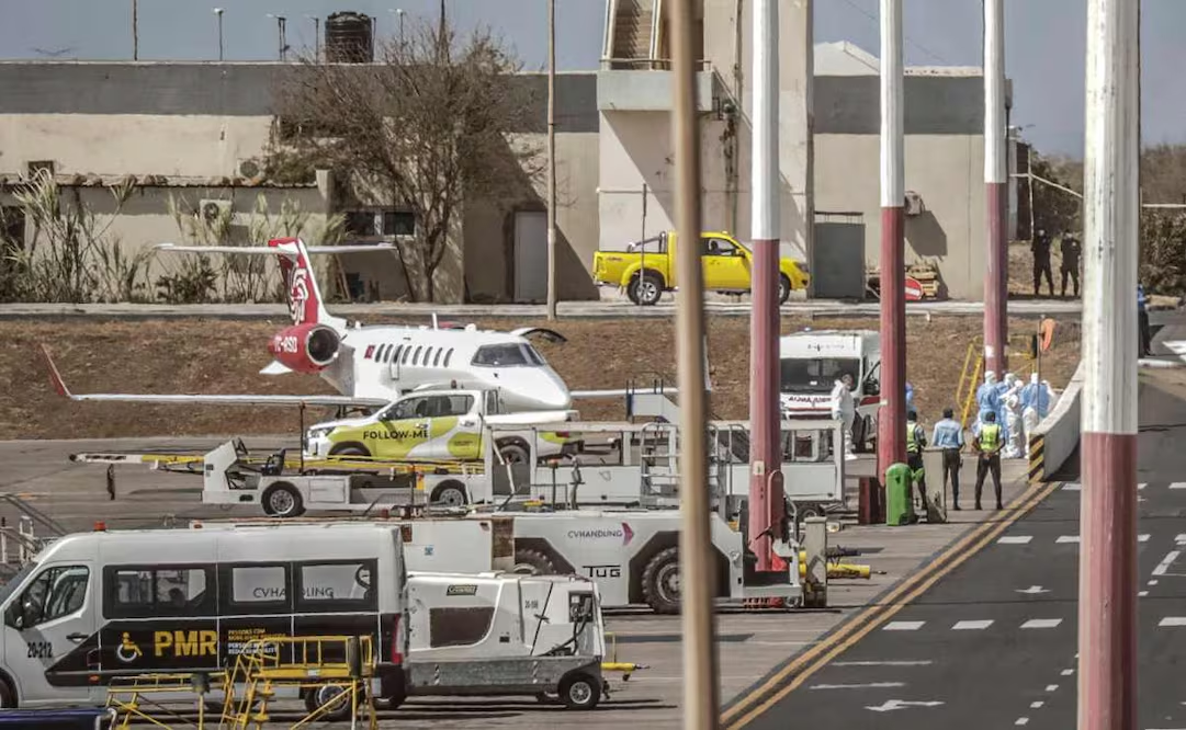 Avión con casos sospechosos de hantavirus hizo escala en Canarias; repara «burbuja de aislamiento» de uno de los pacientes