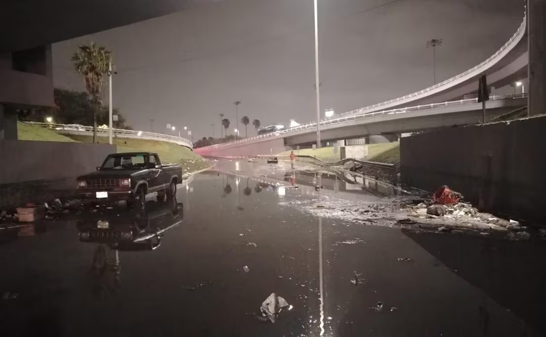 Fuertes lluvias dejan un mu3rto, autos varados e inundaciones en Monterrey; hallan restos humanos