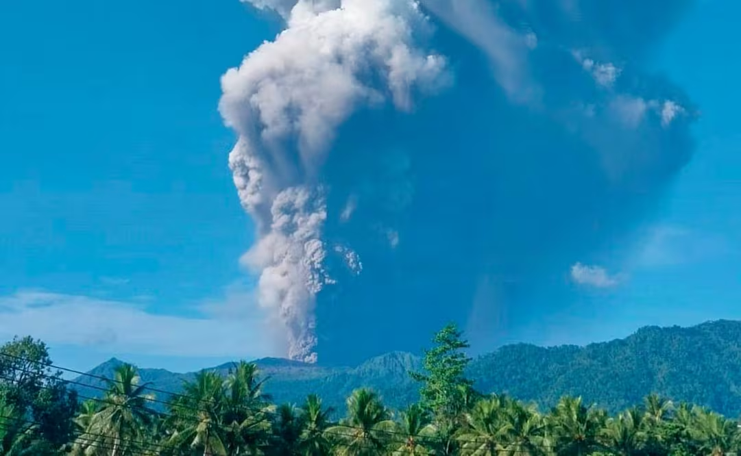 Erupción del volcán Dukono en Indonesia deja 3 mu3rtos; rescatan a 17 senderistas