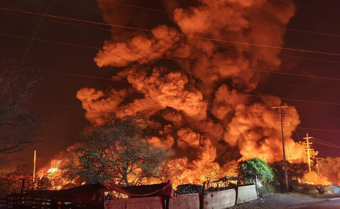 Incendio en bodega de reciclaje provoca apagones; bomberos combaten fuerte siniestro en Culiacán