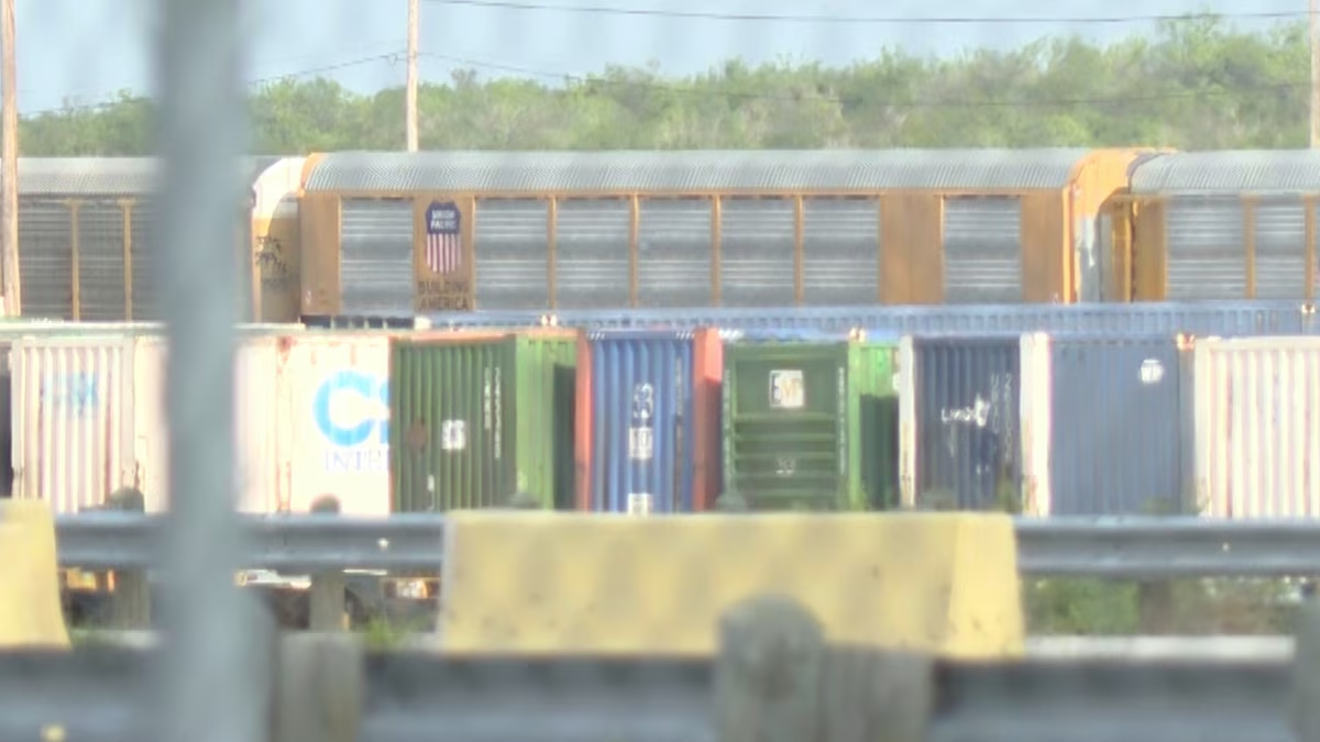 Muer* migrante mexicana dentro de contenedor en Texas: ‘Fue una escena horrible’