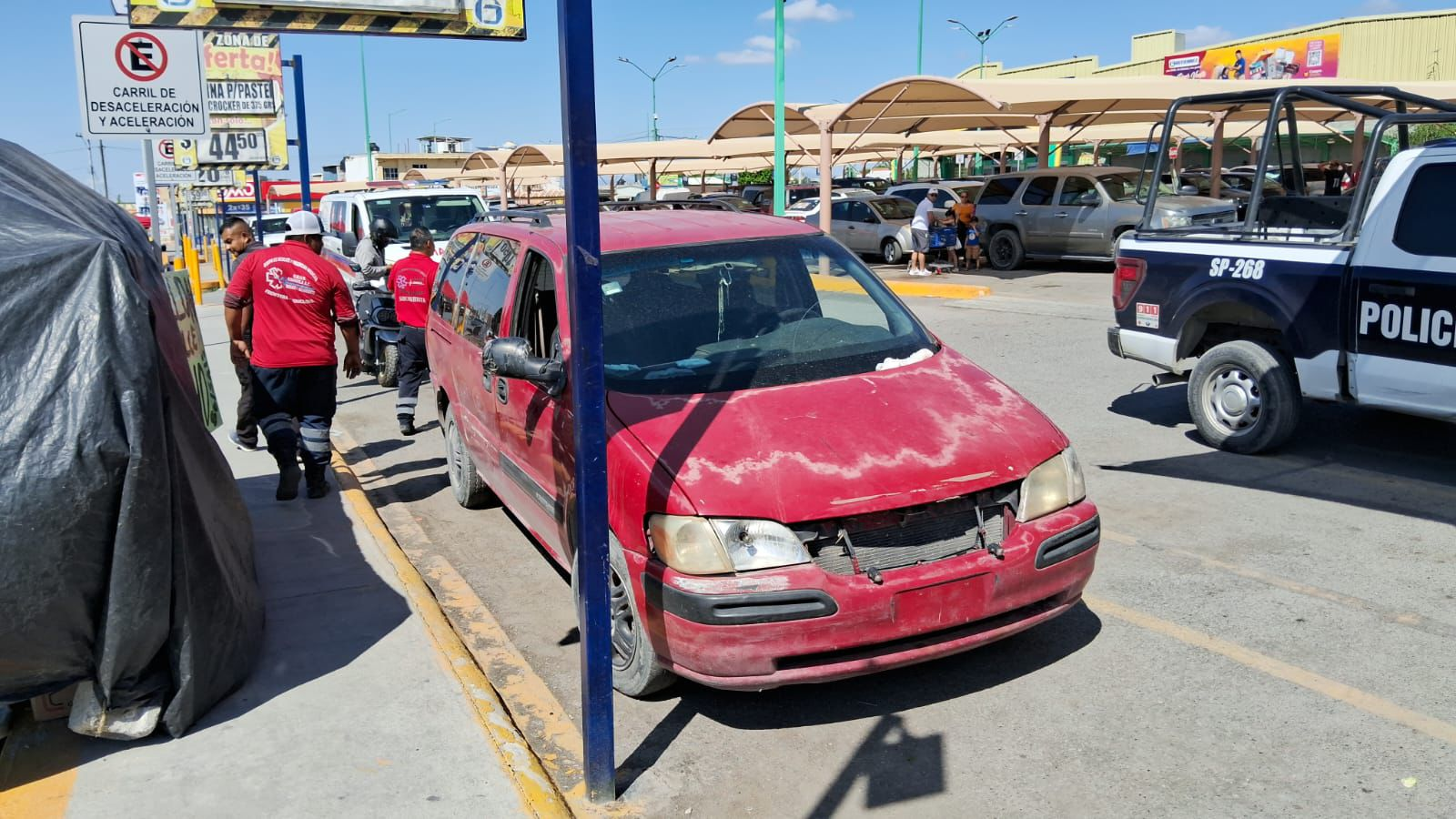 Reportan a niñ0 dentro de camioneta bajo el sol