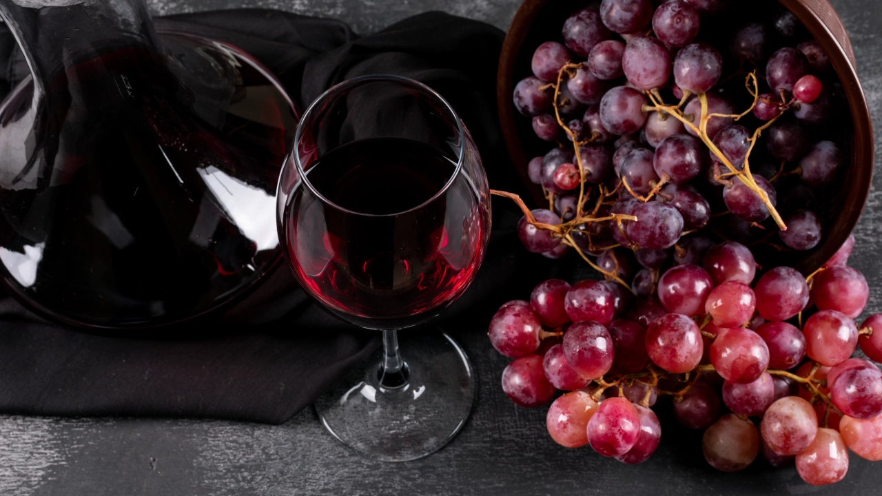 Aranceles de EU lastran comercio mundial de vino en 2025, mientras que consumo cae a nuevo mínimo