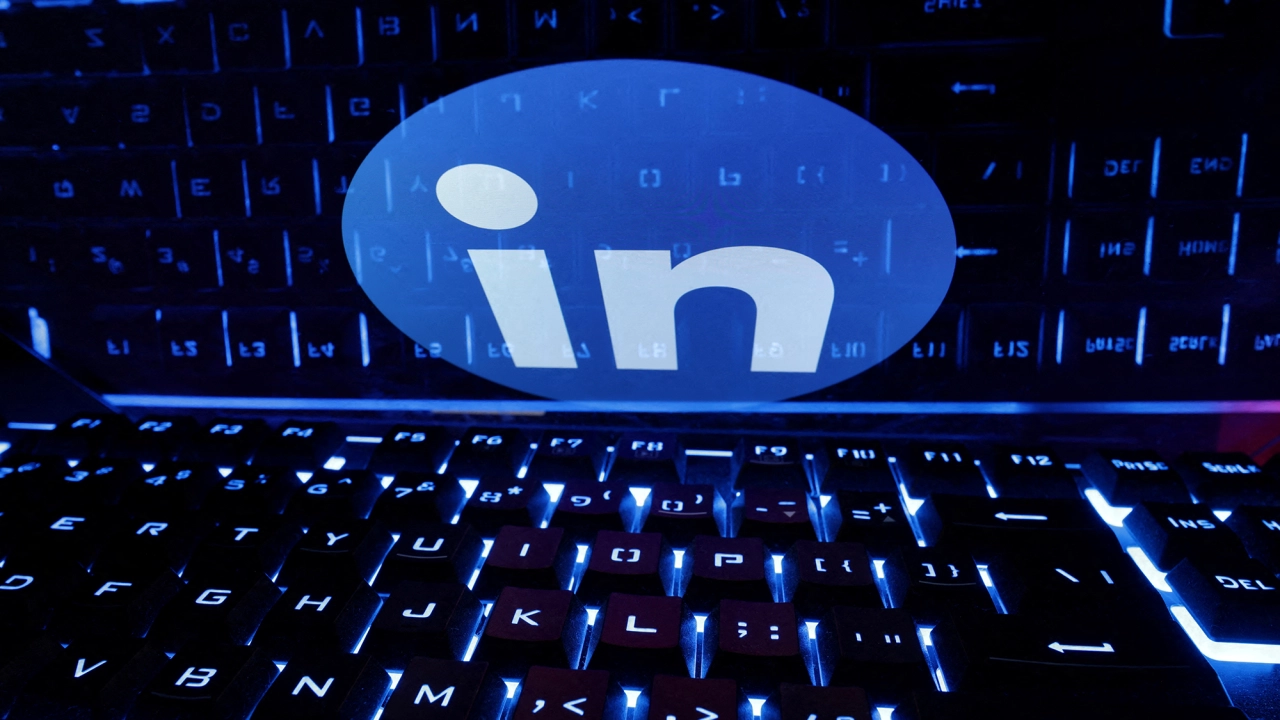 LinkedIn planea unirse a ola de despidos tecnológicos y recortar al 5% de su plantilla