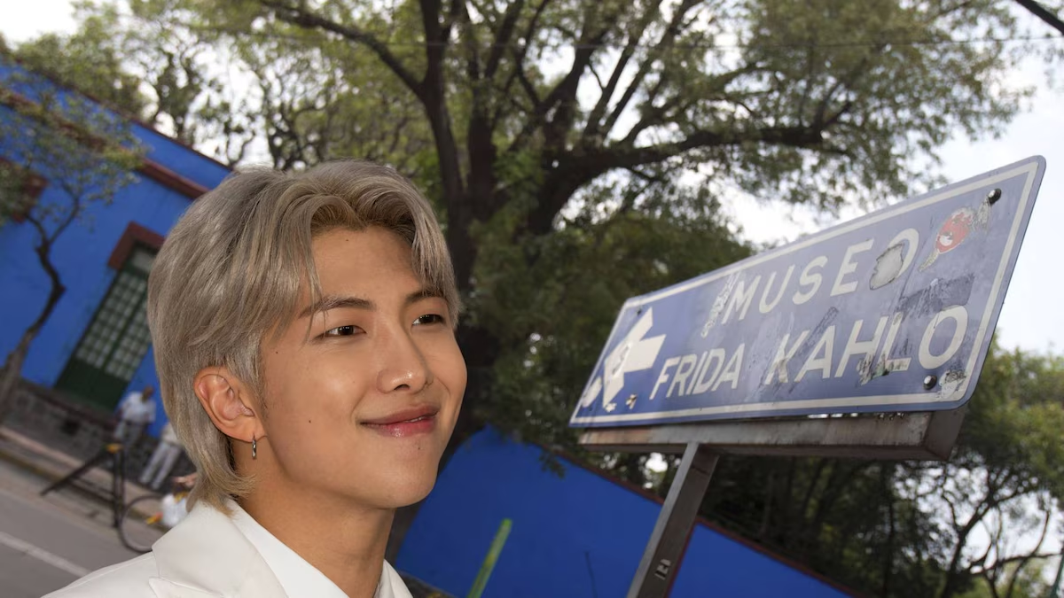 RM, de BTS, dedica carta a Frida Kahlo y Diego Rivera en su visita a la Casa Azul: ‘Su legado inspira’