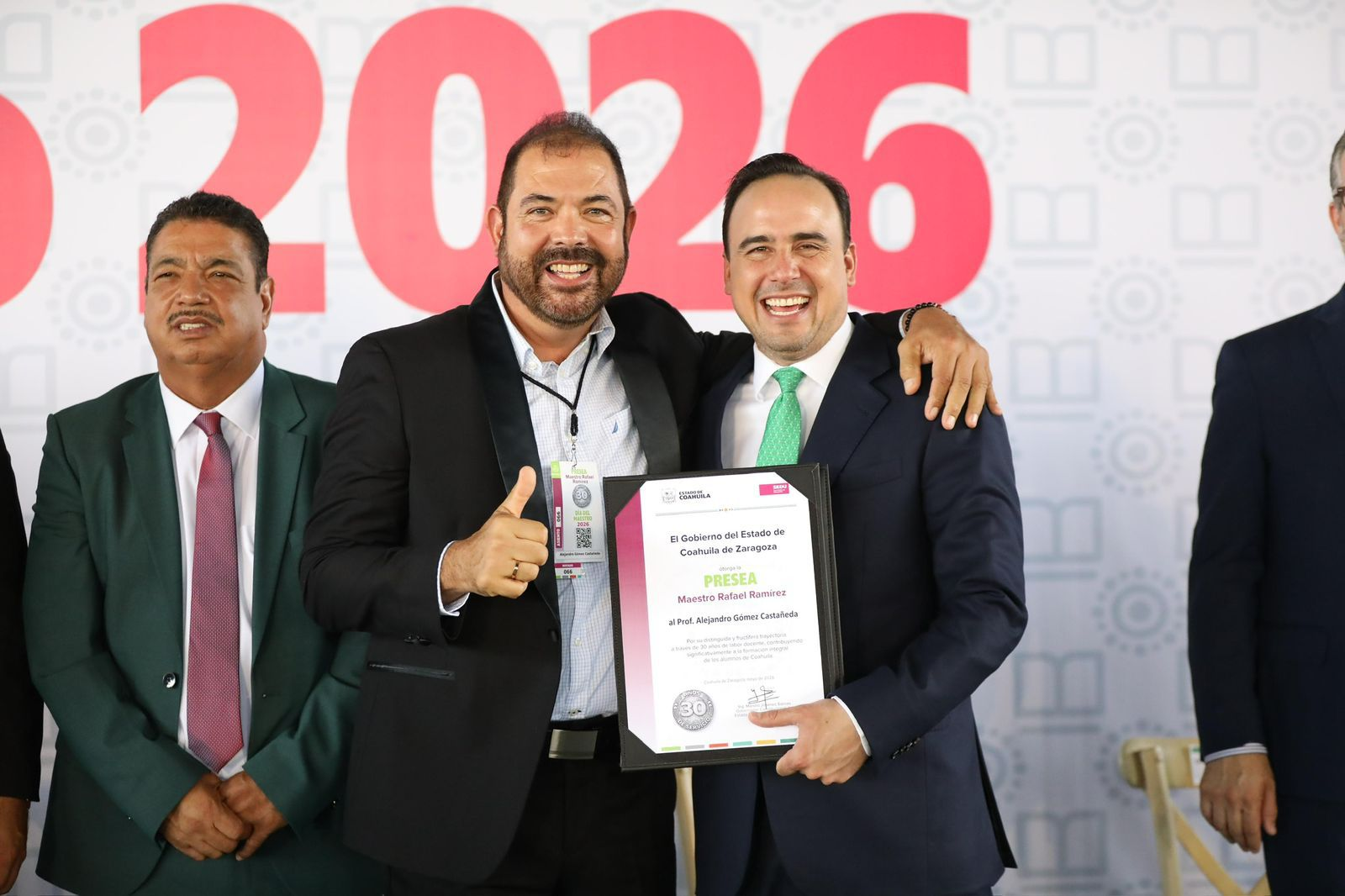 FELICIDADES A LAS Y LOS MAESTROS DE COAHULA: MANOLO