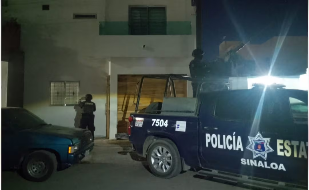 Aseguran arsenal en casa de Culiacán; hallan fusiles, cargadores y más de mil 800 cartuchos
