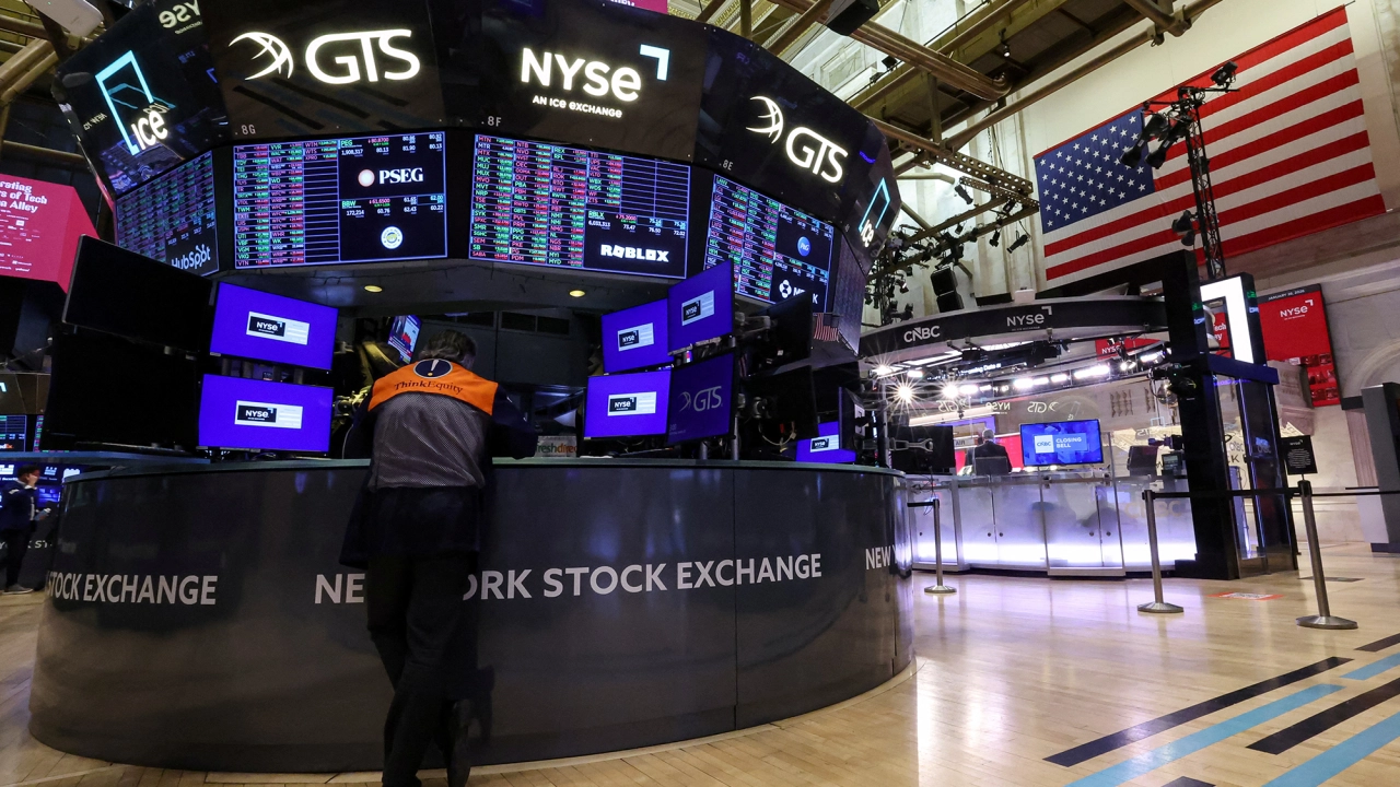 Wall Street cierra con ganancias; acciones de Walmart caen 7% tras reporte trimestral