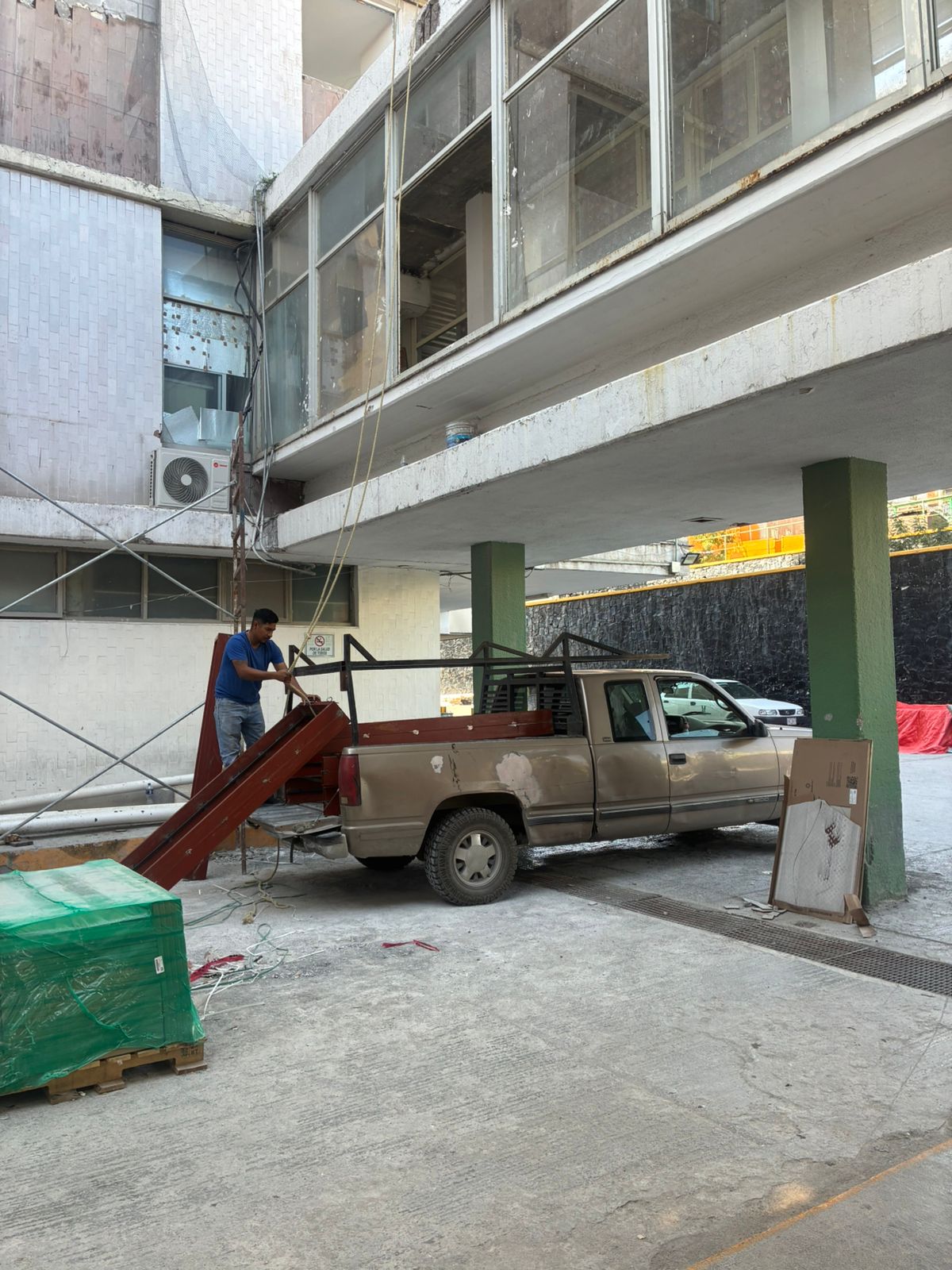 Inicia instalación de nuevos elevadores
