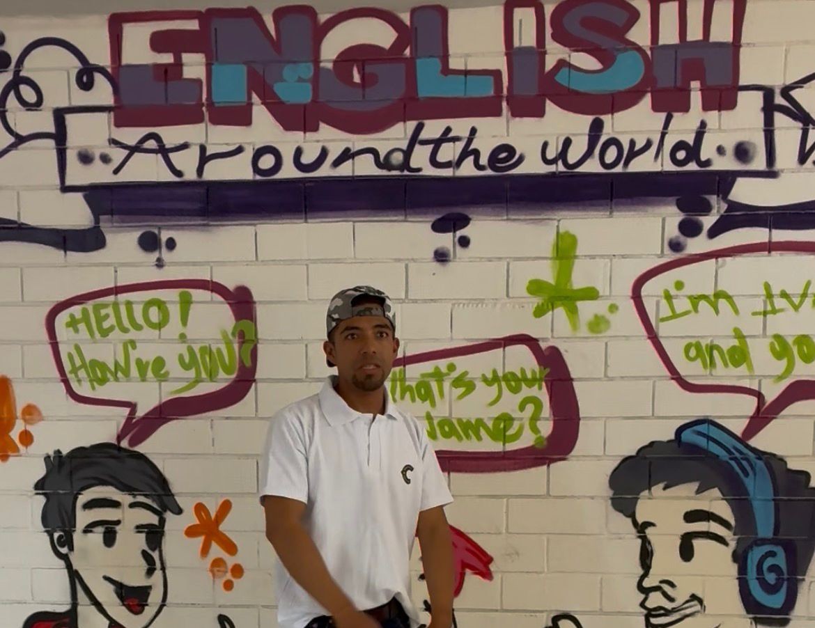 Rompe esquemas maestro de inglés y artista urbano