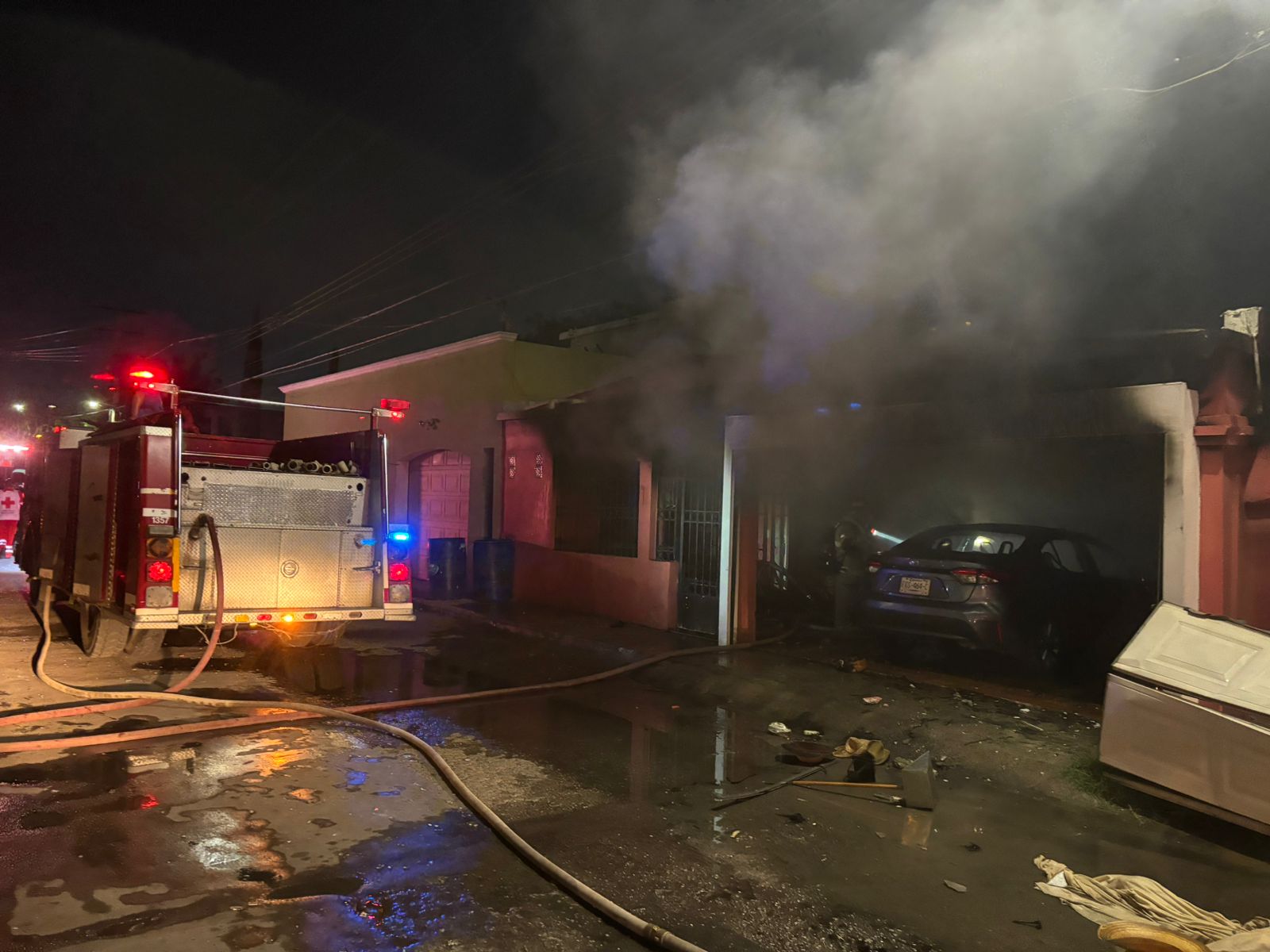 Explosión de gas deja a pareja con lesiones