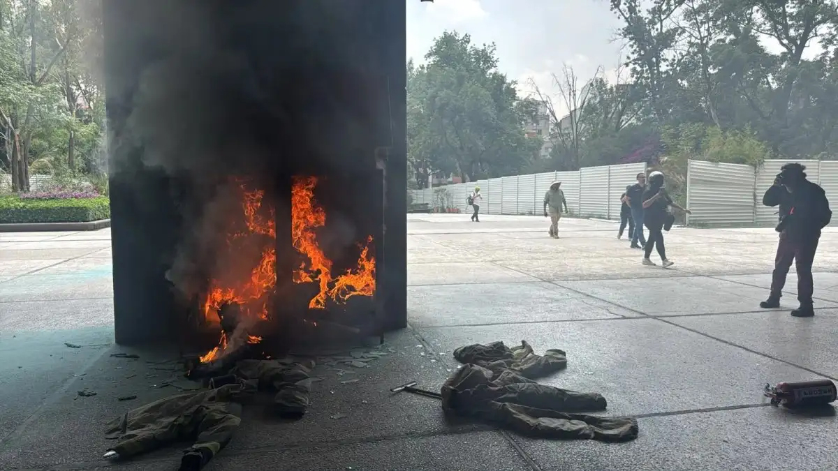 Irrumpen encapuchados y vandaliza sede de la SEP