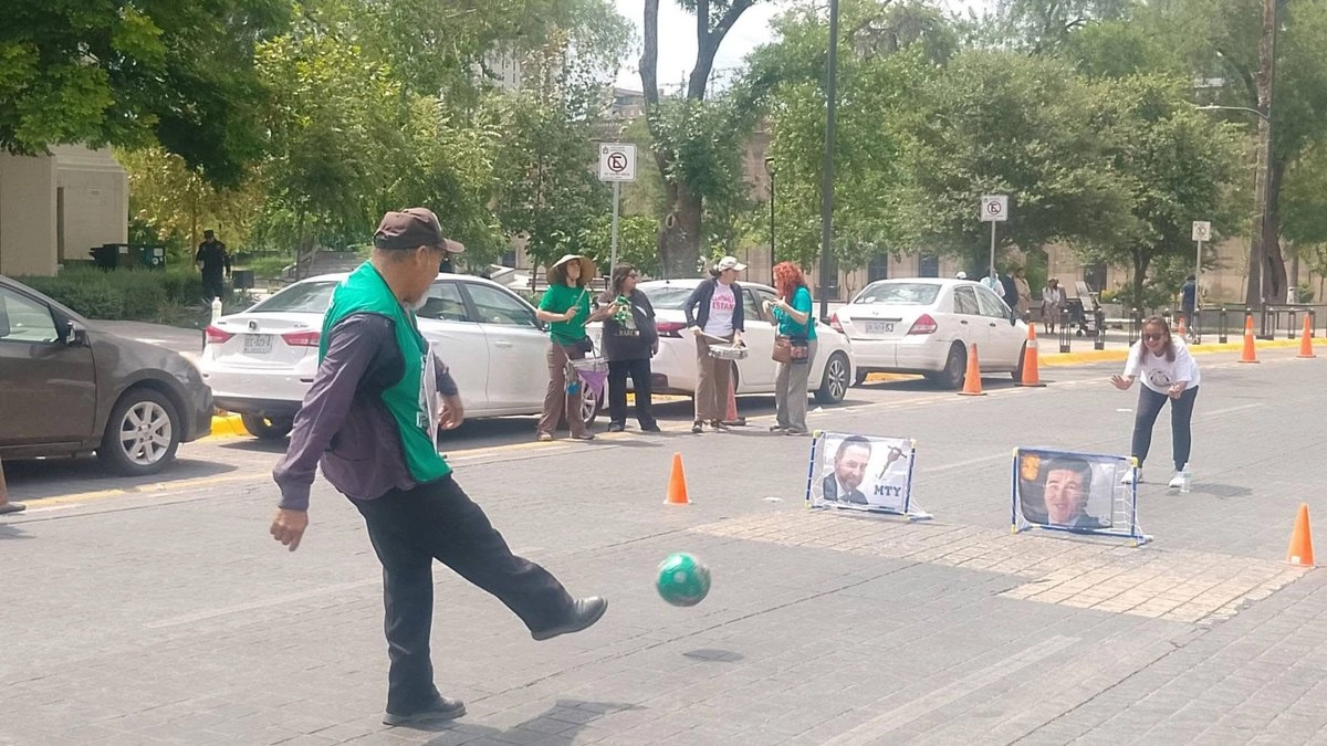 Protestan familias buscadoras previo a partido de Mundial