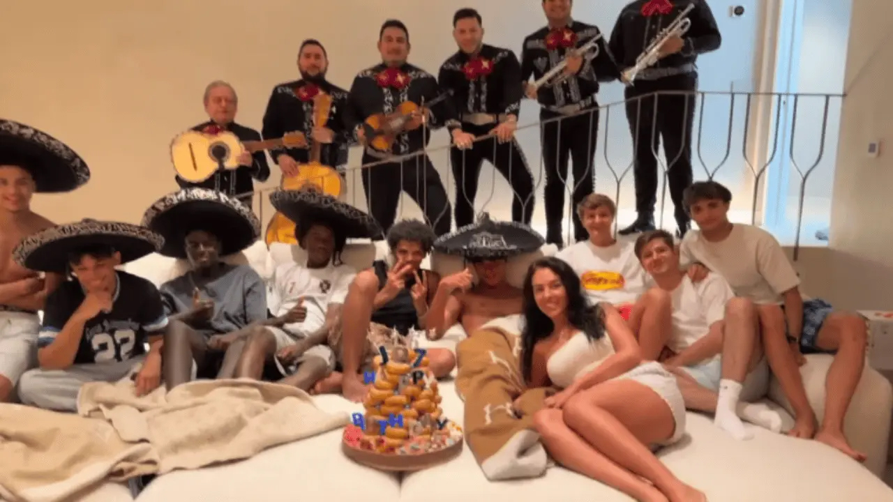 Festeja Cristiano Ronaldo Jr su cumpleaños con mariachi
