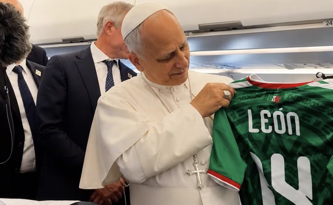 Posa Papa con playera de la Selección Mexicana