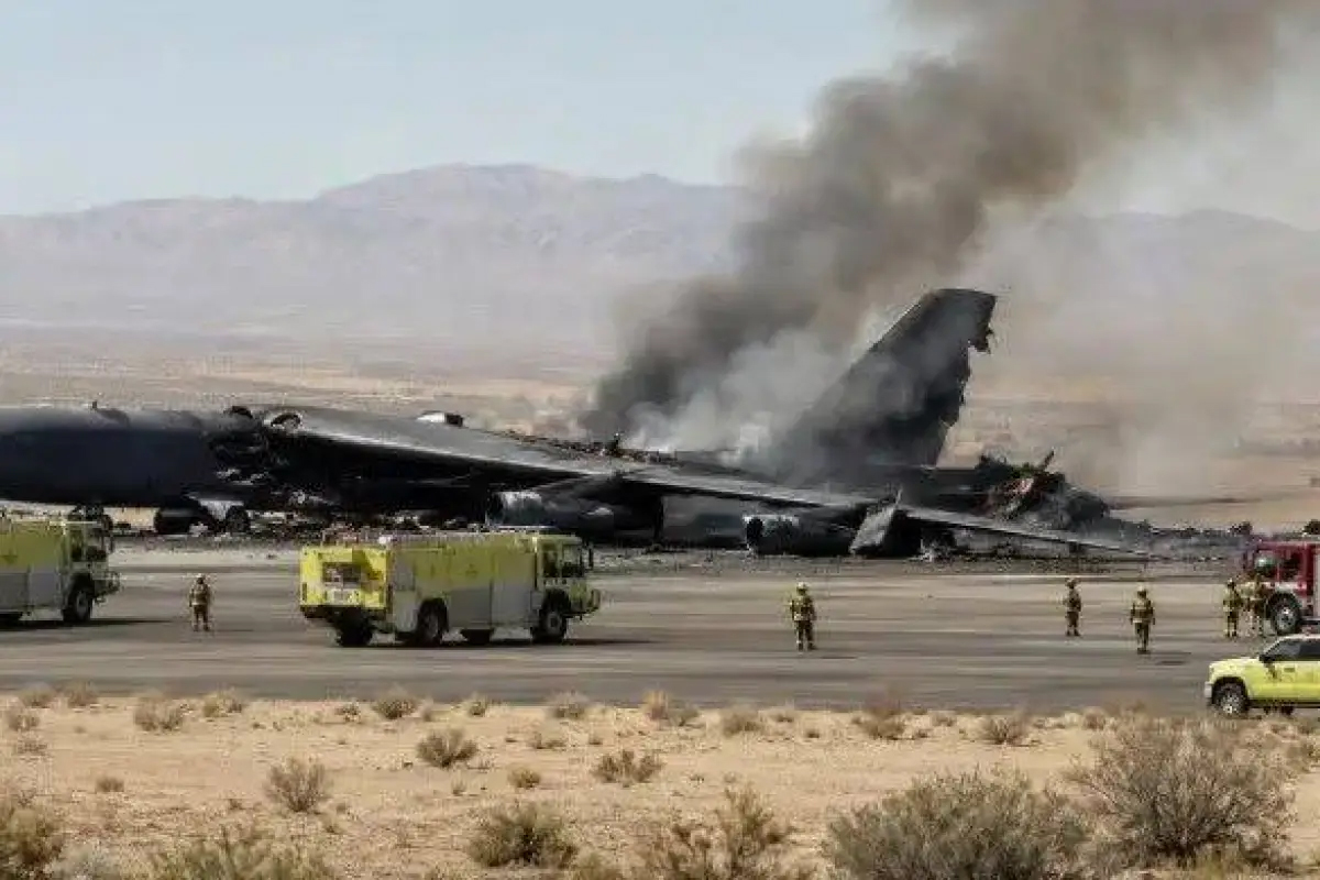 Fallecen ocho tripulantes de bombardero tras estrellarse en base militar de California