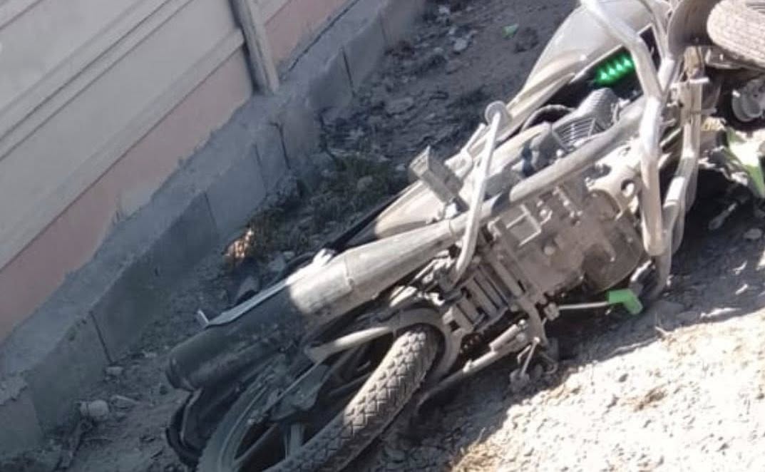 CHOCA MOTO CON BARDA; QUEDAN DOS LESIONADOS