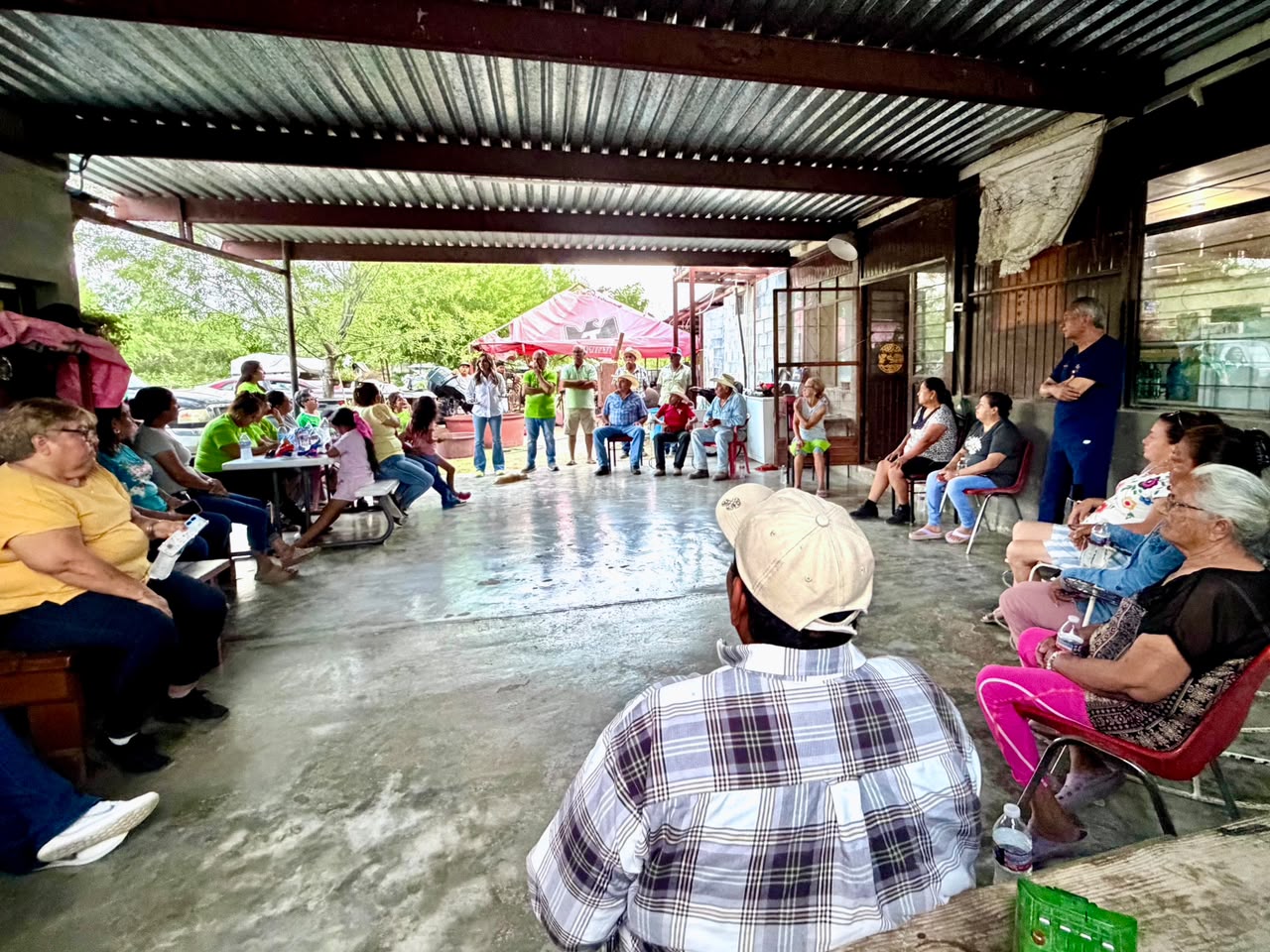 Escucha Alhira demandas de familias en Nueva Rosita