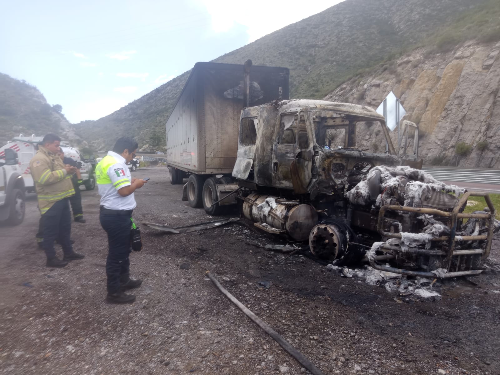 ARDE TRAILER EN LA CARRETERA 57