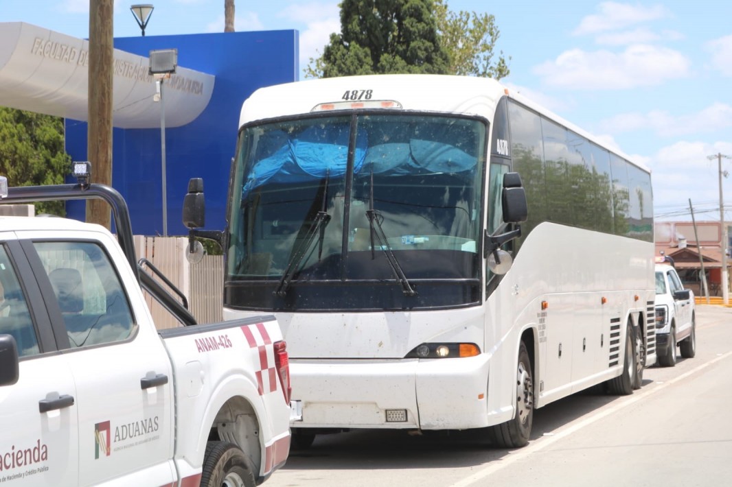 Decomisan arsenal oculto en autobús de pasajeros