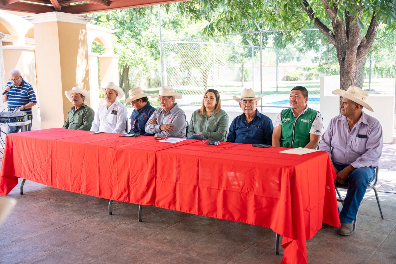 Entrega Castaños estímulos para tractores; apoyan al agro