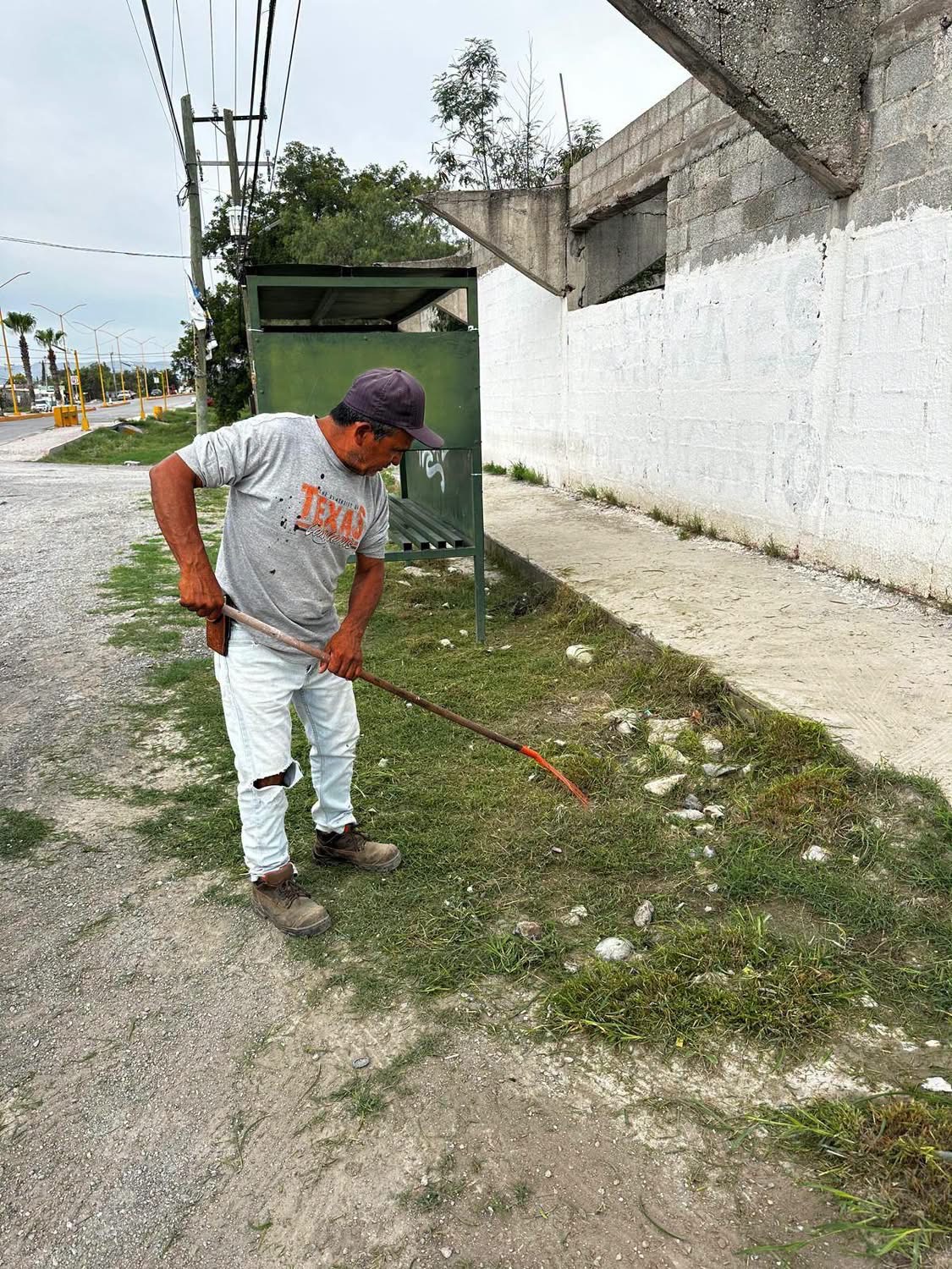 Limpian en Castaños paradas de camiones