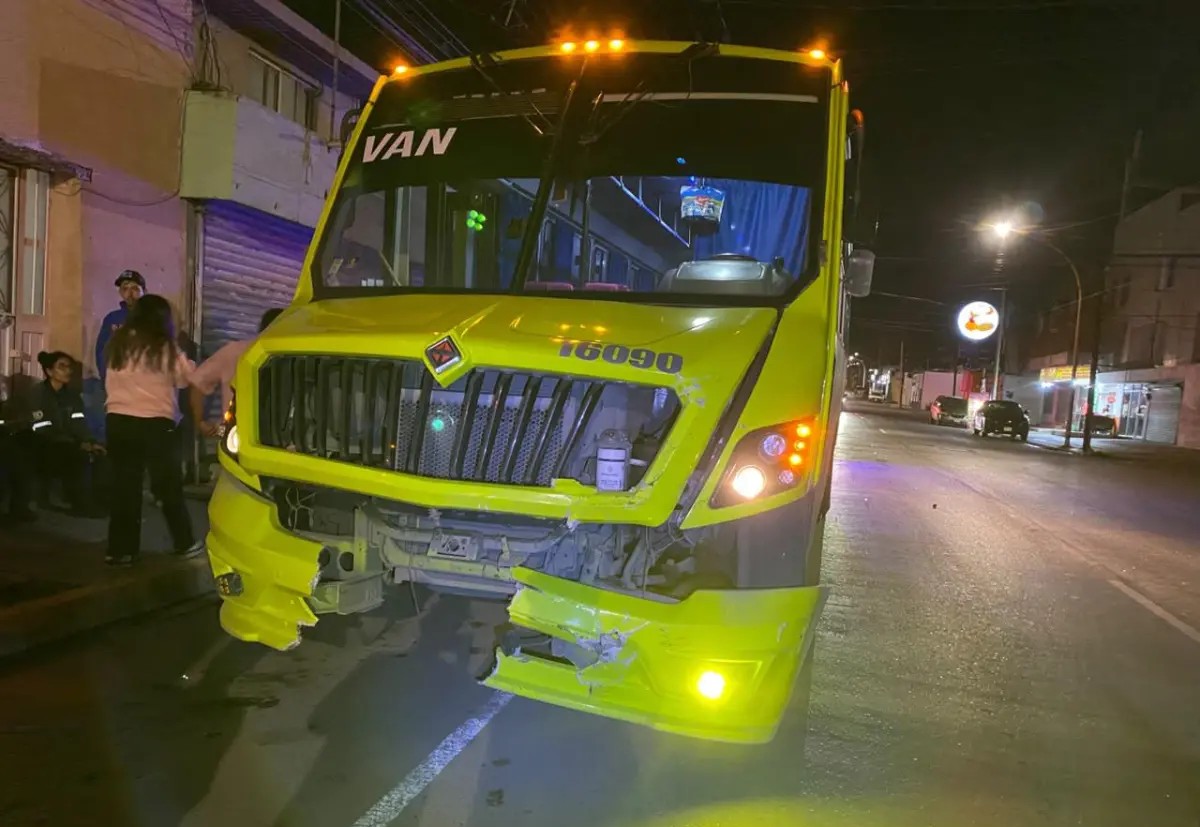 Provoca borracho fuerte choque contra transporte