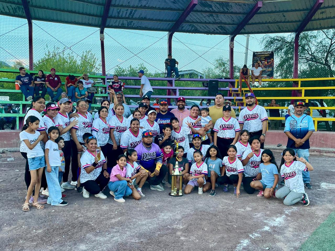 RECONOCEN A CAMPEONAS Y PARTICIPANTES DE LA LIGA FEMENIL MUNICIPAL DE SOFTBOL