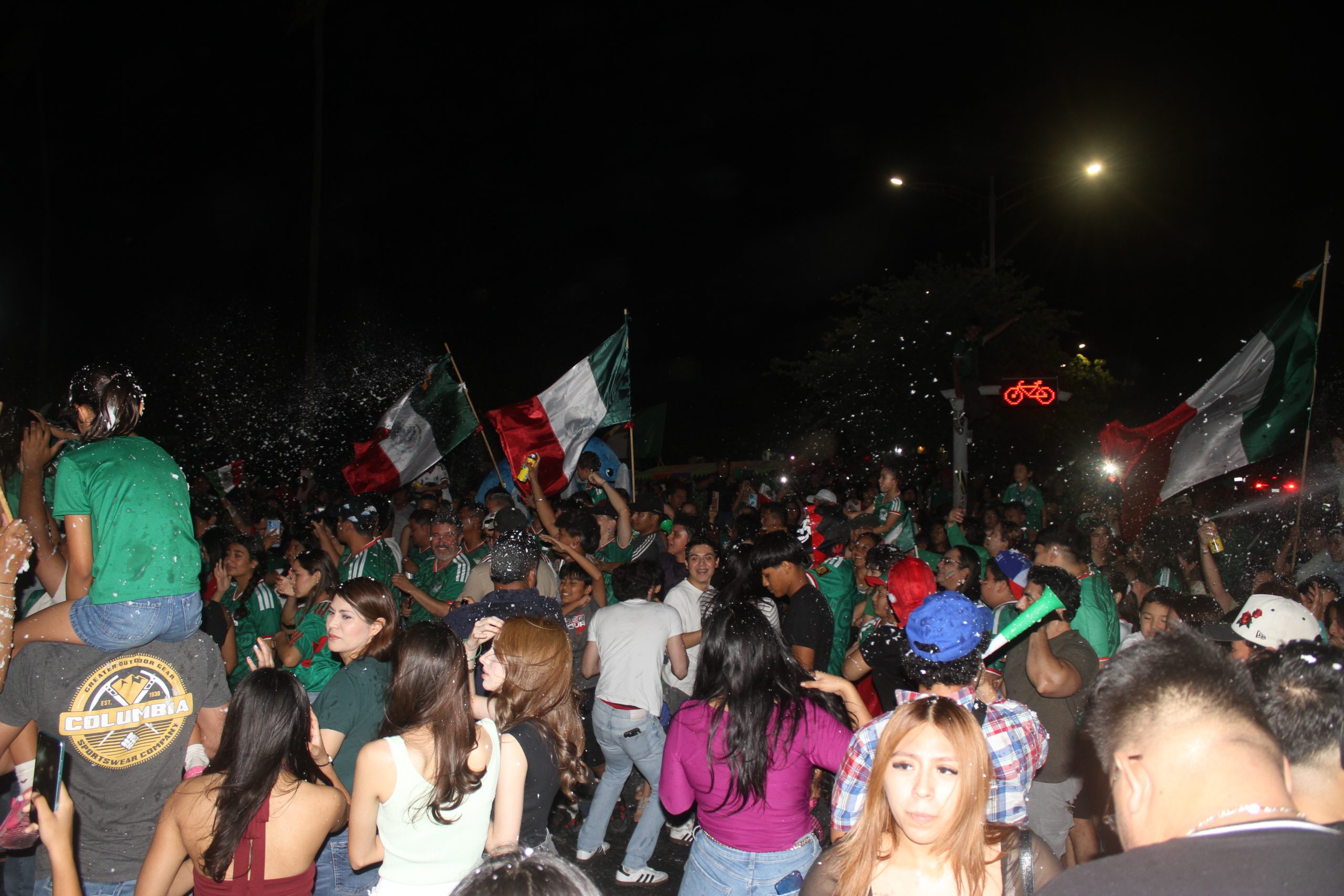 Fiesta total en el Pape por el triunfo de México