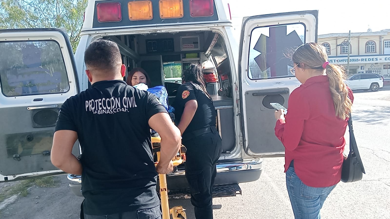 Choca camión de personal; auxilian a 2 embarazadas