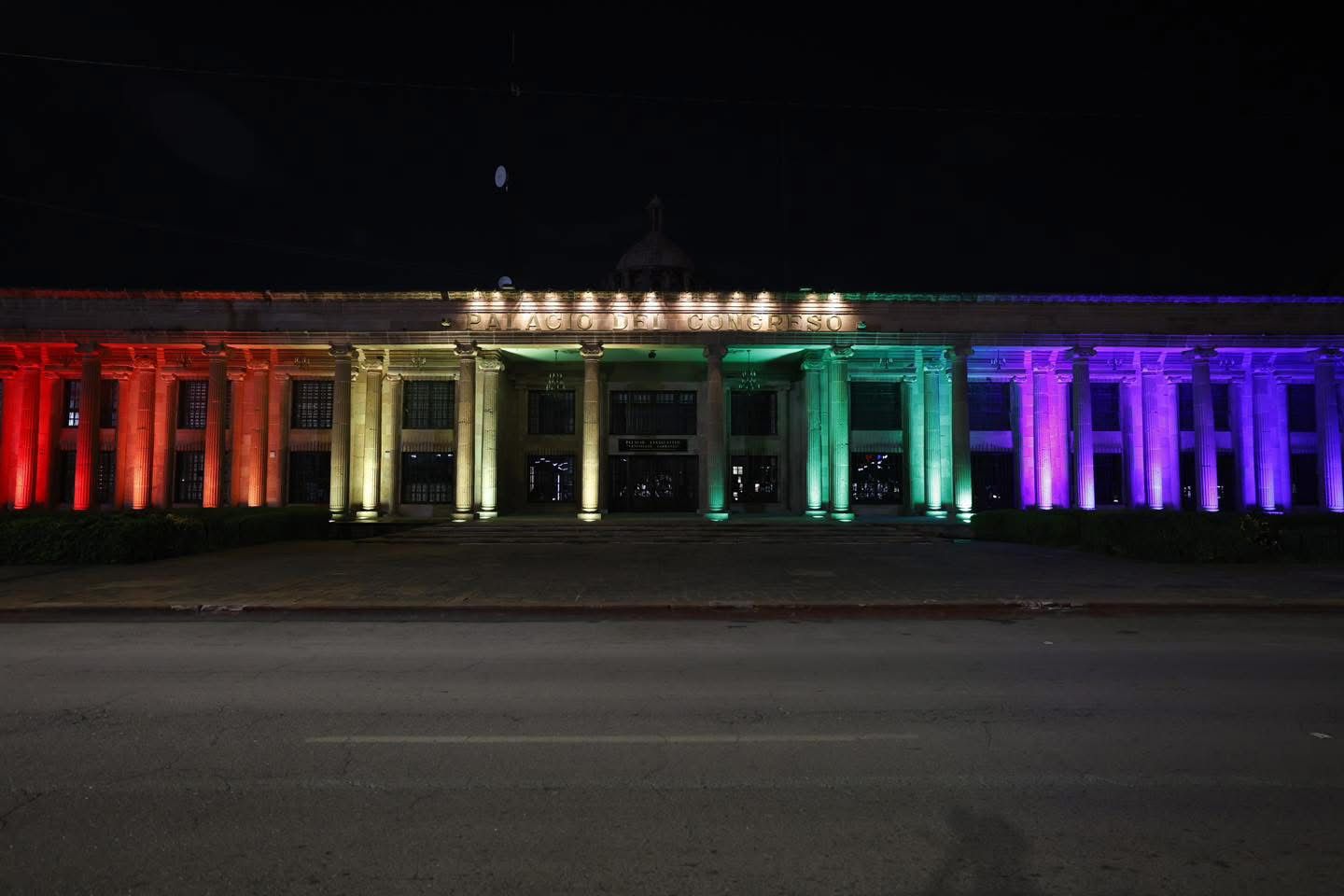 Congreso de Coahuila se ilumina por el Día del Orgullo LGBT+