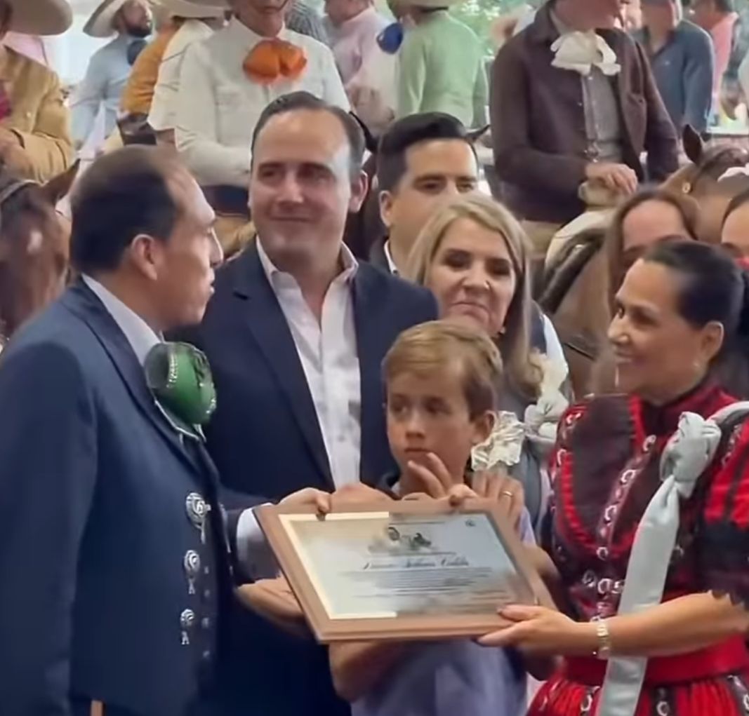 HOMENAJEAN A LILIANA SALINAS POR 52 AÑOS EN LA CHARRERÍA