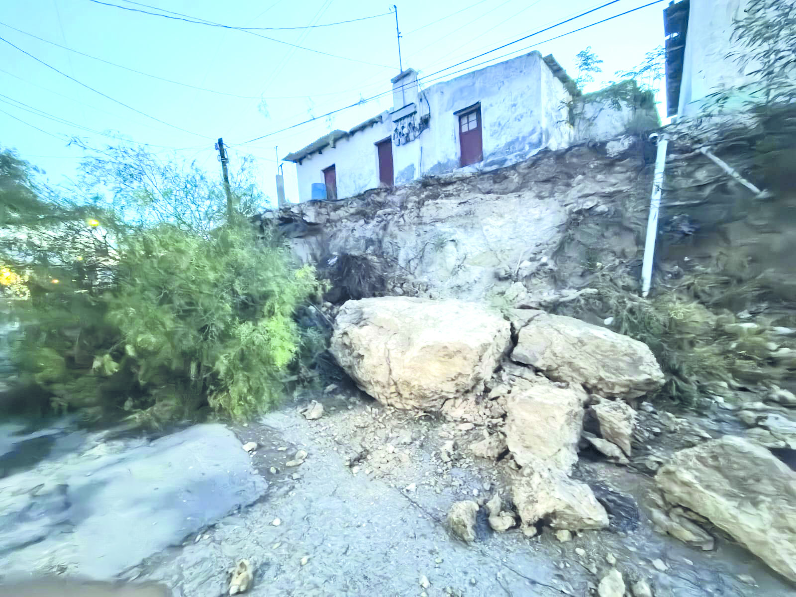 Se desmorona pared de rocas sobre calle Ocampo