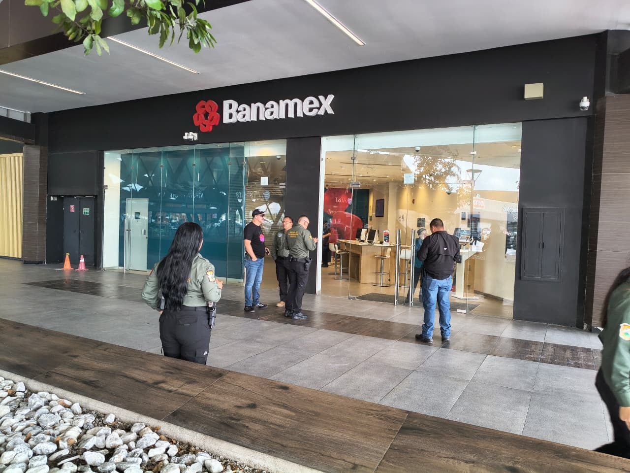 Frustra asalto a Banamex; caen el ladrón y su chofer
