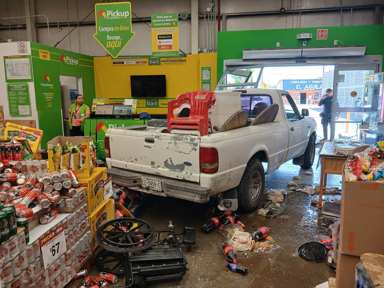 Se mete camioneta a súper en San Buena