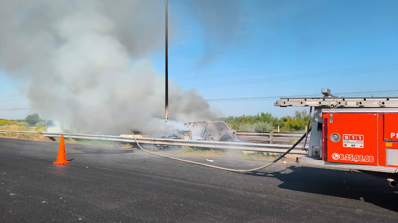 Salva la vida por segundos; camioneta queda calcinada