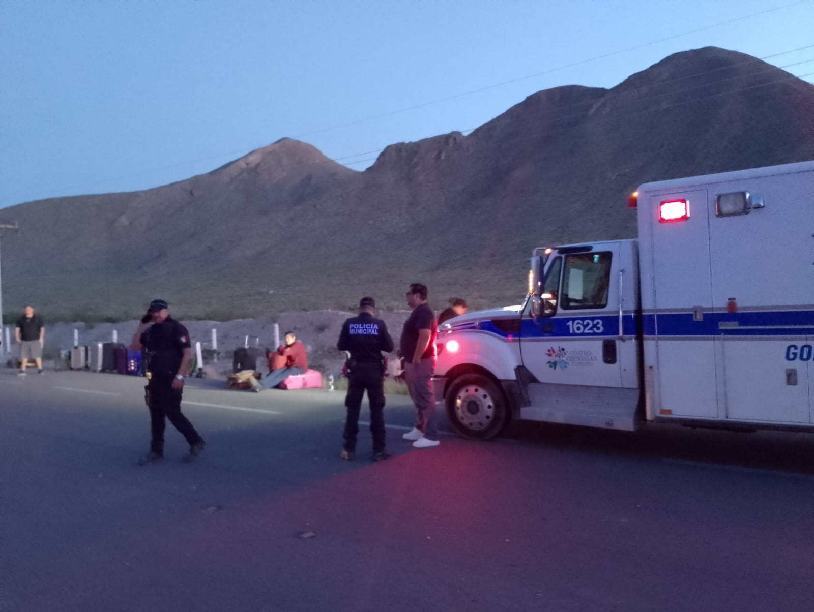 Pasajeros en pánico tras salir camión de carretera