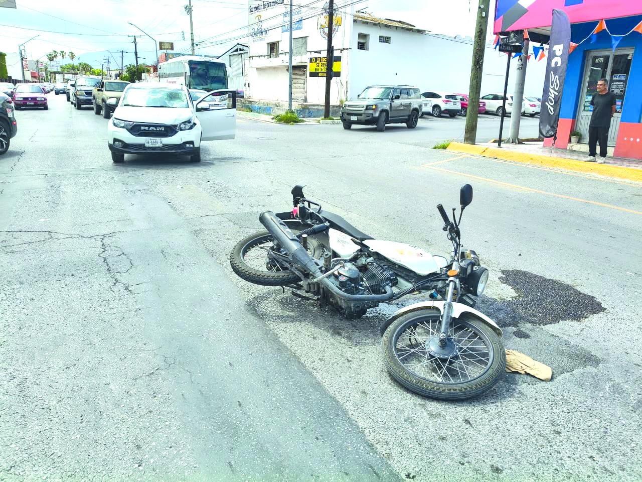 Se pasa el semáforo y estampa a motociclista