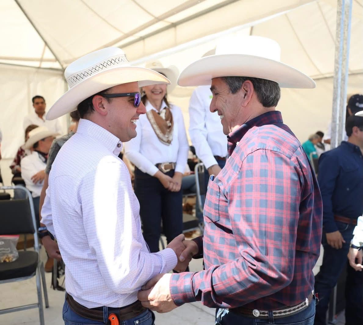 Felicita Manolo a papás de Coahuila en su día