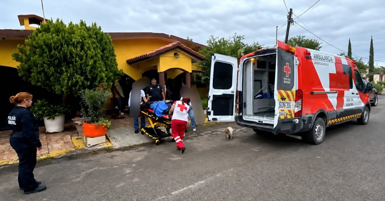 Hospitalizan a dos adultos mayores tras accidentes