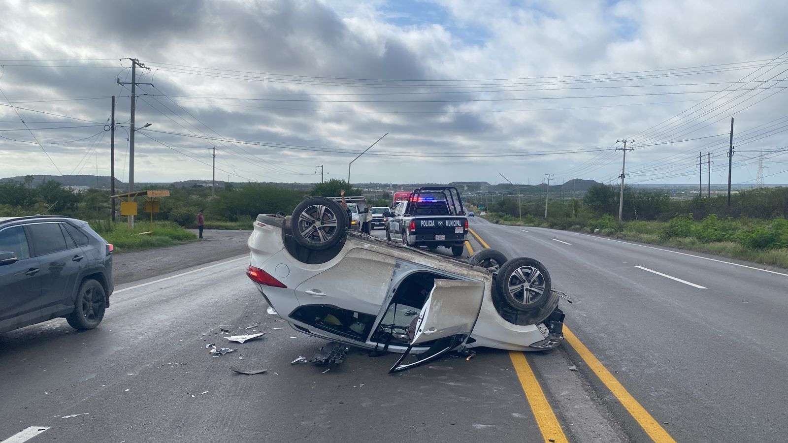 Sobrevive mujer a aparatosa volcadura en la carretera 57