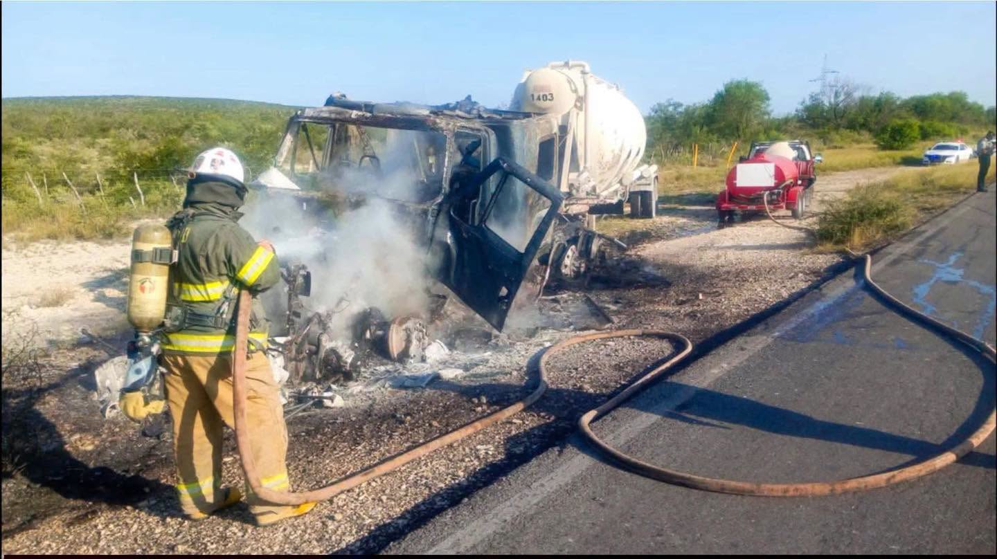 Arde tractocamión en la carretera 57
