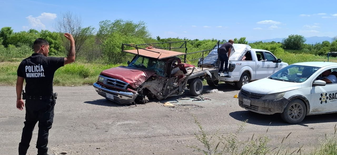 Desprende llanta por bache y se estrella contra tractocamión